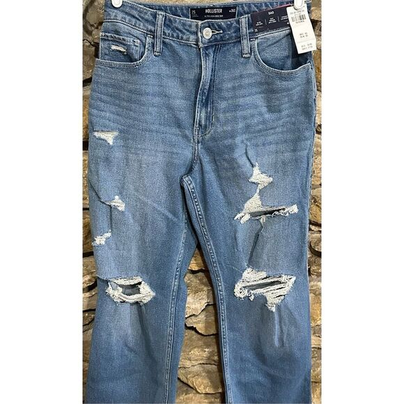 Women's NWT Hollister Ultra High Rise Straight Leg Distressed Dad Jeans Size 2S/ - Picture 2 of 6